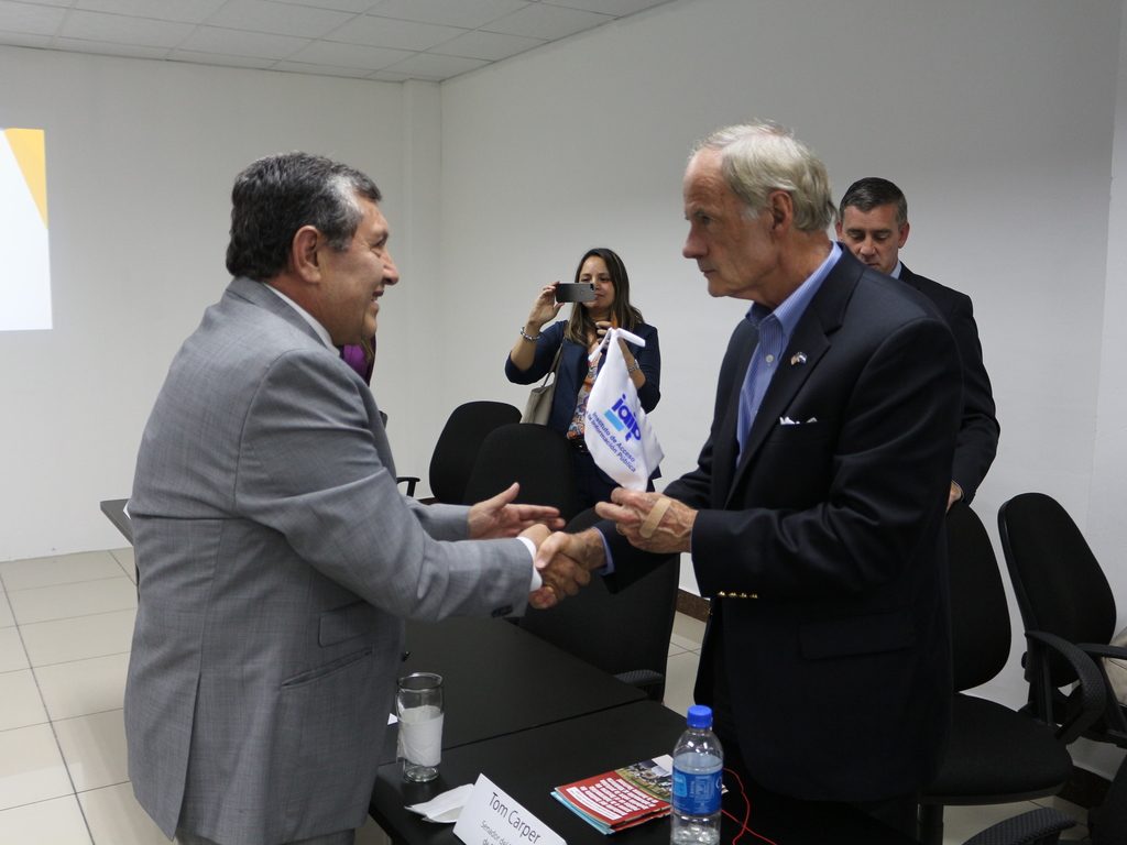 Senador Tom Carper visita IAIP