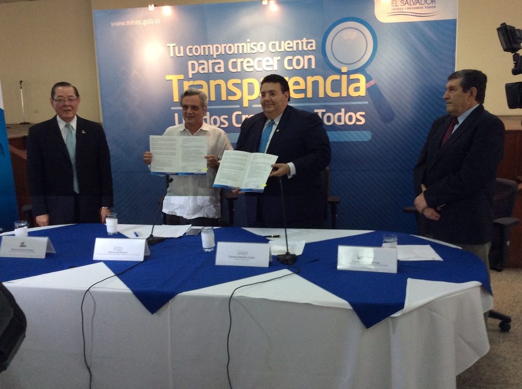 IAIP participa como testigo de honor en entrega de Política de Transparencia del MINEC