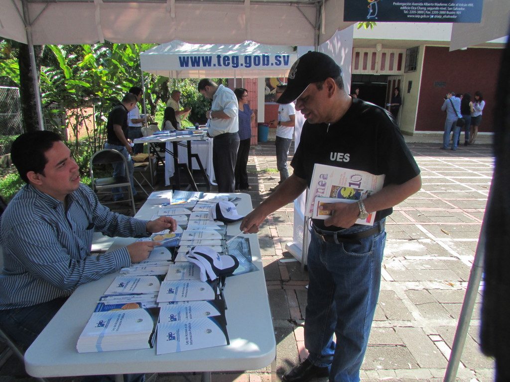 IAIP participa en Feria de Derechos Estudiantiles en la Universidad de El Salvador